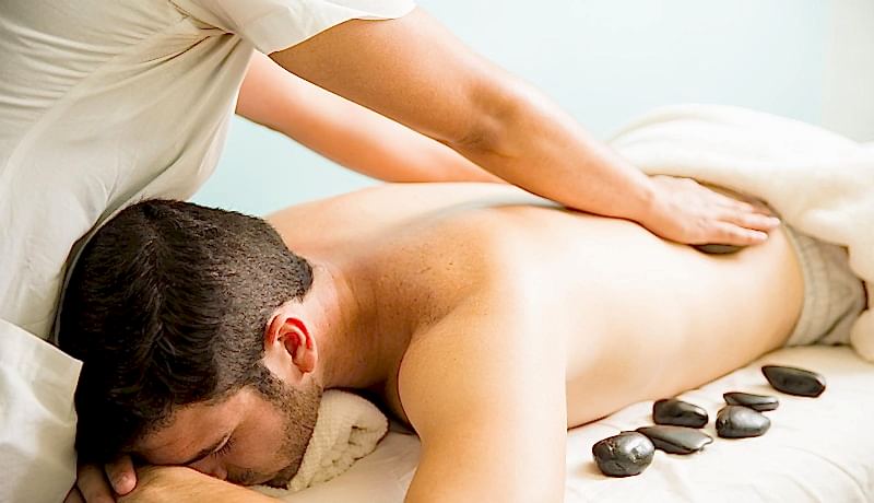 Sıcak taş masajı